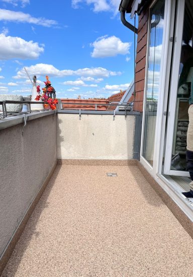 Sanierung eines Balkons mit Marmorsteinteppich in Berlin. 2-farbig in Rosso Verona und Pernice - SC Steinteppiche Berlin